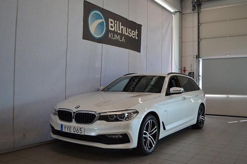 Vit Begagnad 2017 BMW 520 Sport Line Kombi | 239 000 kr (Lite dyr) - Bild 1/4