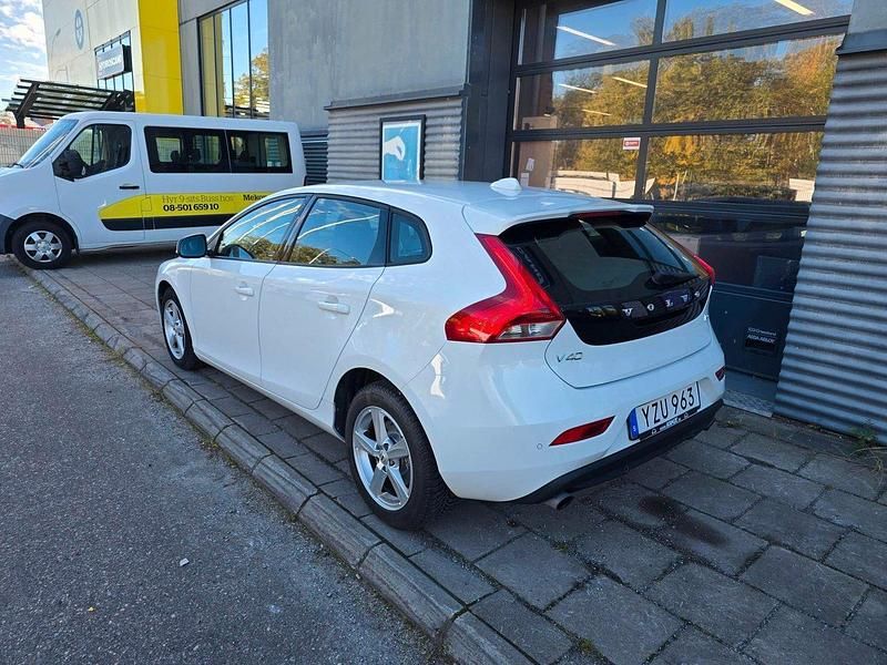 Begagnad Volvo V40 Momentum 152 HK (111 kW) 2017 Vit Kombi