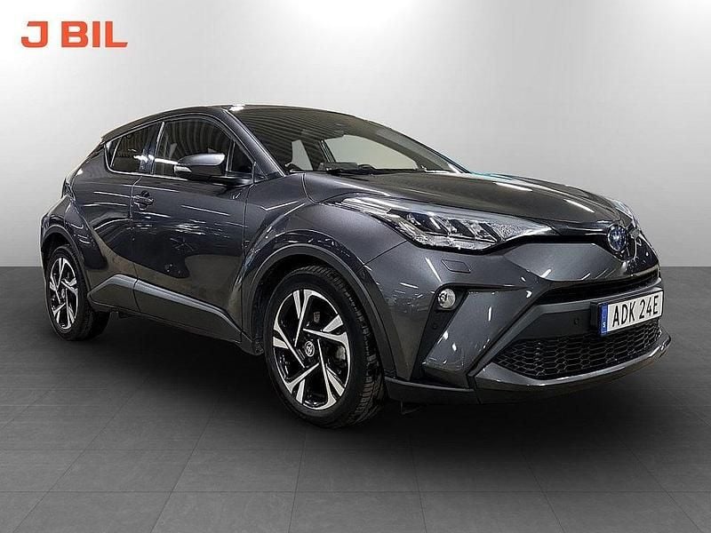 Mörkgrå Begagnad 2022 Toyota C-HR Edition SUV | 269 900 kr (Marknadspris) - Bild 1/4