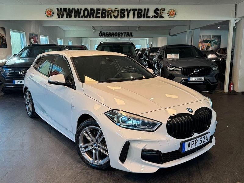 Vit Begagnad 2020 BMW 118 M Sport Halvkombi | 249 900 kr (Dyr) - Bild 1/4