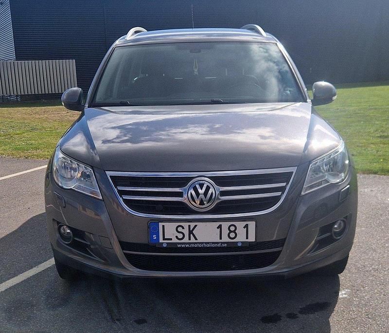 Grå Begagnad 2011 VW Tiguan SUV | 63 000 kr (Marknadspris) - Bild 1/4