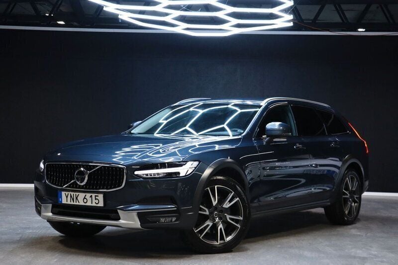 Mörkblå (blå) Begagnad 2018 Volvo V90 CC Inscription Kombi | 249 900 kr (Bra pris) - Bild 1/4