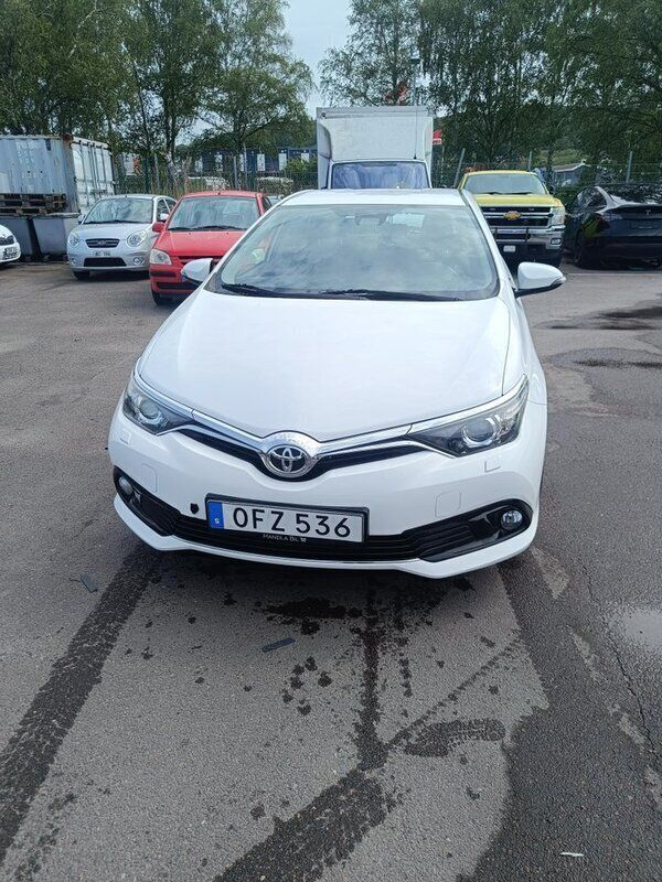 Vit Begagnad 2016 Toyota Auris Multidrive S Halvkombi | 155 000 kr (Marknadspris) - Bild 1/4