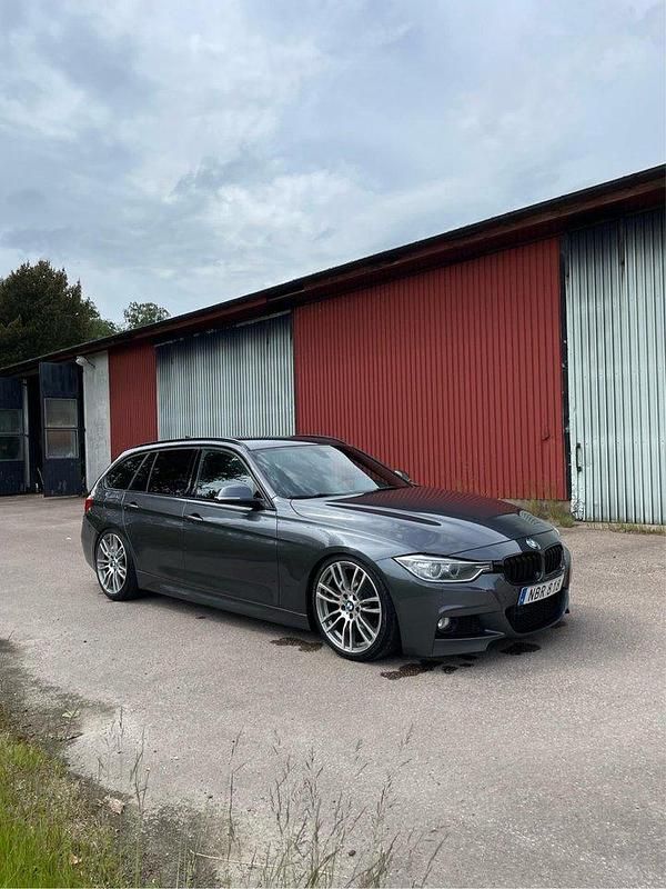 Grå Begagnad 2013 BMW 330 M Sport Kombi | 194 900 kr (Marknadspris) - Bild 1/4