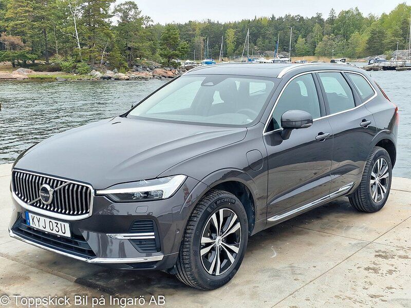 Grå Begagnad 2024 Volvo XC60 Core SUV | 529 000 kr (Marknadspris) - Bild 1/4