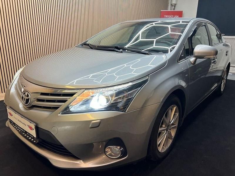 Begagnad Toyota Avensis 147 HK (108 kW) 2012 Ljusgrå (grå) Sedan