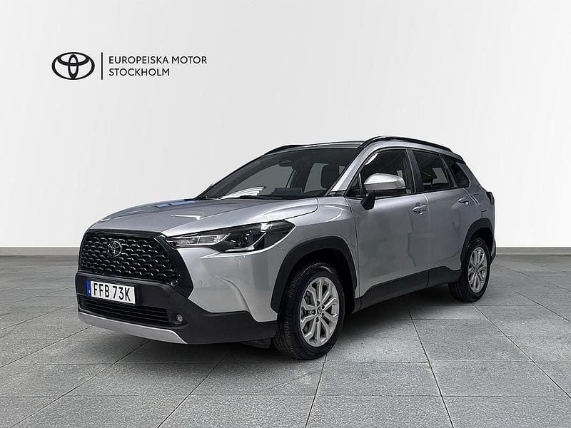 Silver Begagnad 2025 Toyota Corolla Cross Active SUV | 349 900 kr (Marknadspris) - Bild 1/4