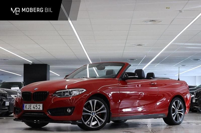 Röd Begagnad 2015 BMW 220 Sport Line Cab | 224 900 kr (Marknadspris) - Bild 1/3
