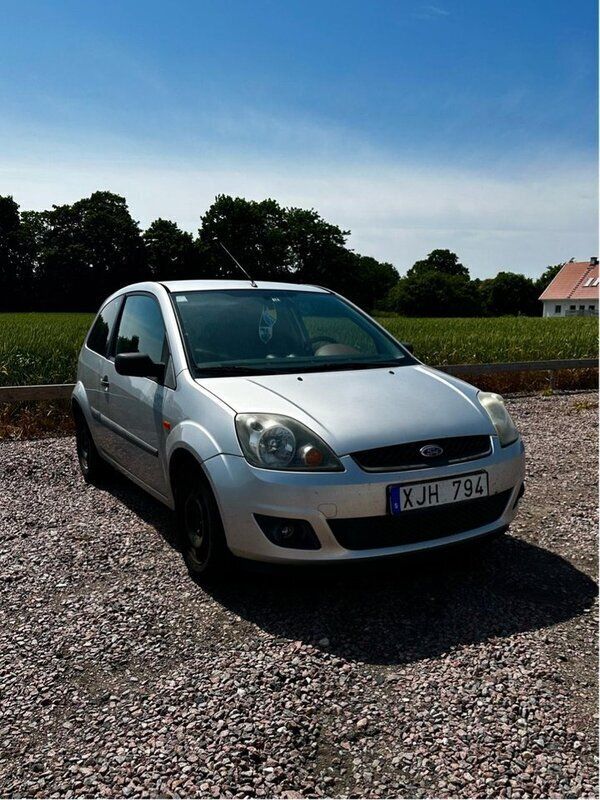 Silver Begagnad 2006 Ford Fiesta Halvkombi | 14 500 kr (Marknadspris) - Bild 1/3