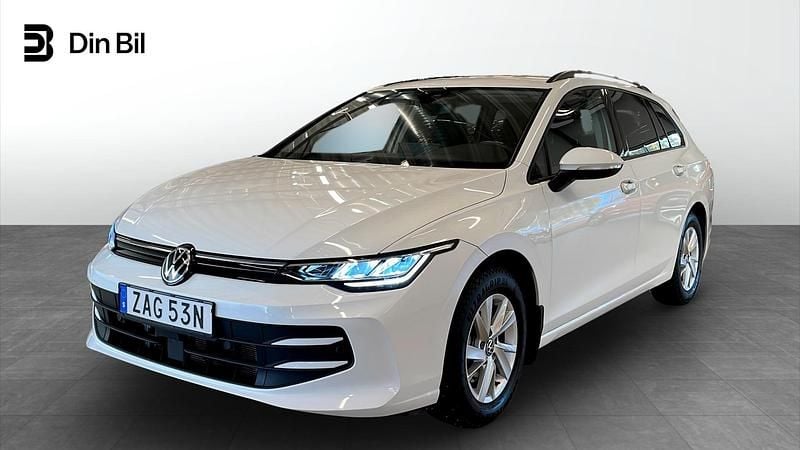 Vit (pure white) Begagnad 2024 VW Golf VIII Life Kombi | 299 900 kr (Marknadspris) - Bild 1/4