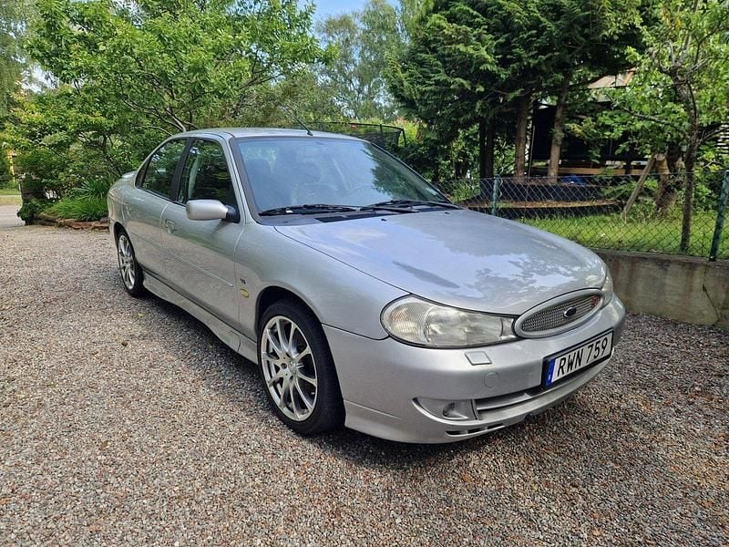 Grå Begagnad 2001 Ford Mondeo ST200 Sedan | 25 000 kr - Bild 1/4
