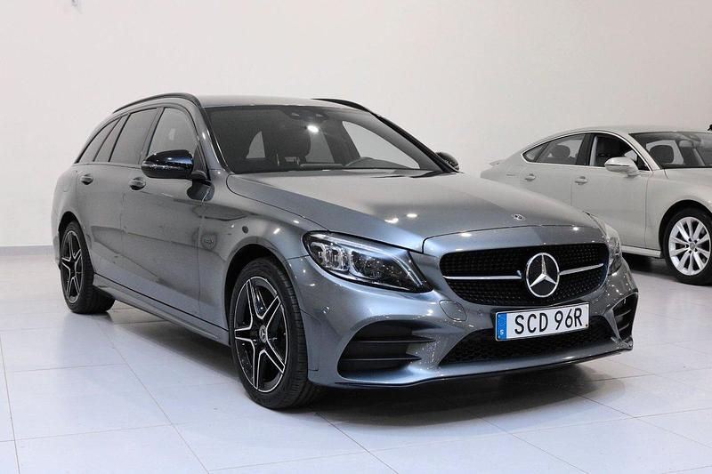 Grå Begagnad 2020 Mercedes C300e AMG line Kombi | 299 900 kr (Marknadspris) - Bild 1/4