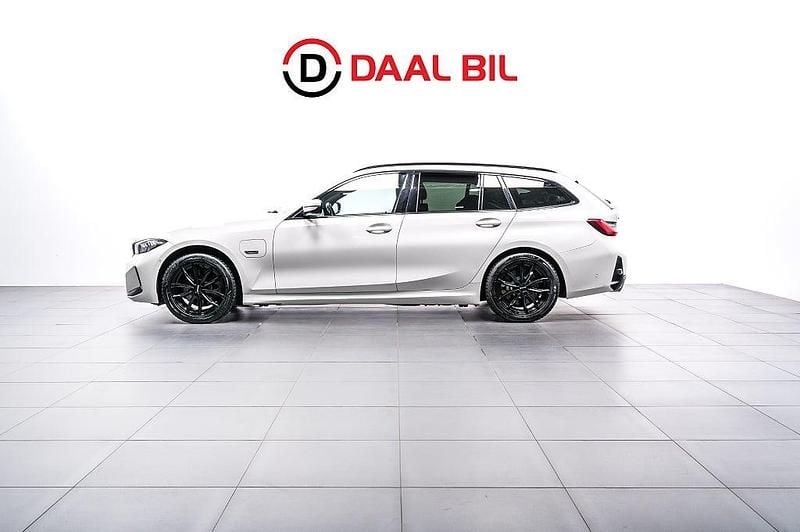 Vit Begagnad 2022 BMW 330e M Sport Kombi | 384 700 kr (Dyr) - Bild 1/4
