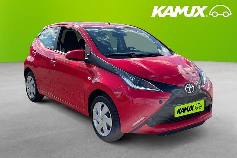 Röd Begagnad 2018 Toyota Aygo X-play Halvkombi | 59 900 kr (Marknadspris) - Bild 1/4