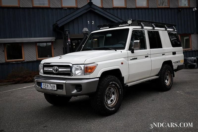 Vit Begagnad 2015 Toyota Land Cruiser Pickup | 459 900 kr - Bild 1/4
