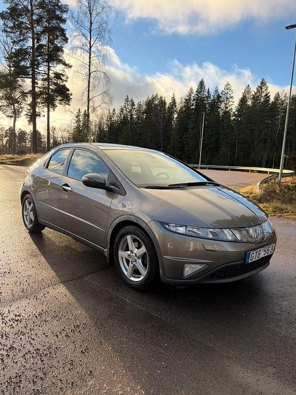 Begagnad 2008 Honda Civic Halvkombi | 52 000 kr (Marknadspris) - Bild 1/4