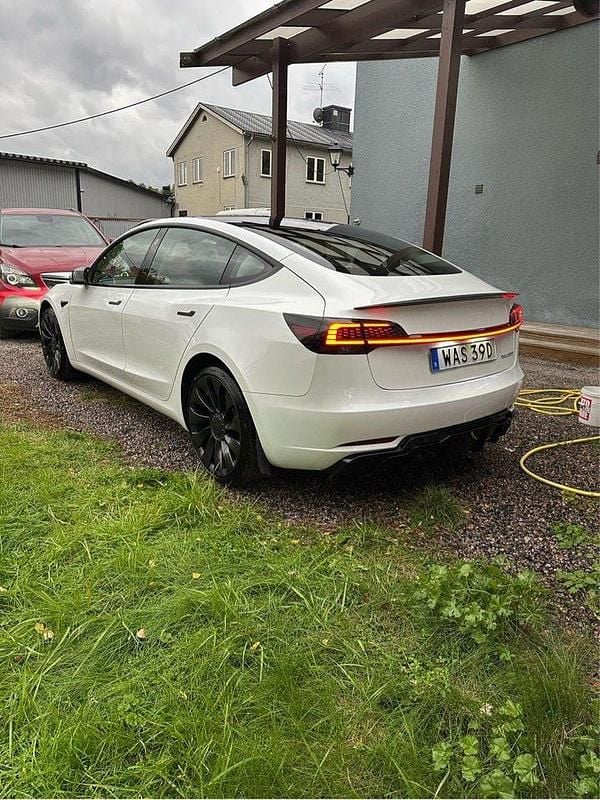 Vit Begagnad 2023 Tesla Model 3 Performance Sedan | 375 000 kr (Marknadspris) - Bild 1/4