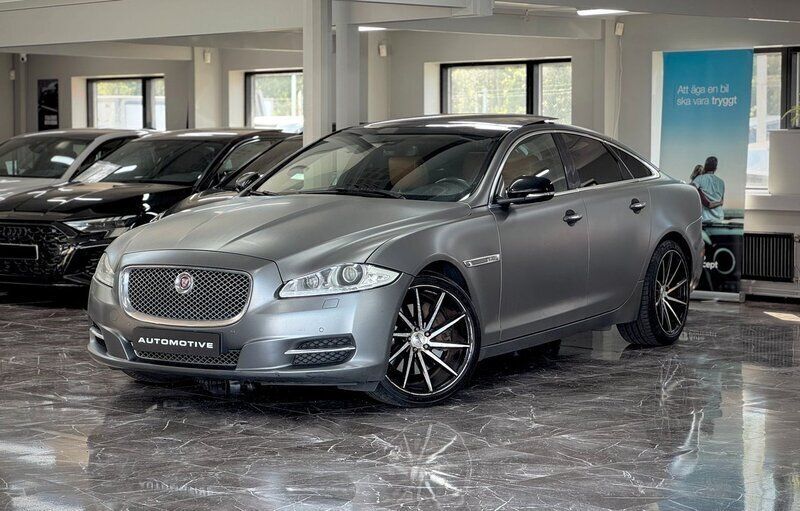 Mörkgrå (grå) Begagnad 2014 Jaguar XJ Sedan | 199 900 kr (Bra pris) - Bild 1/4