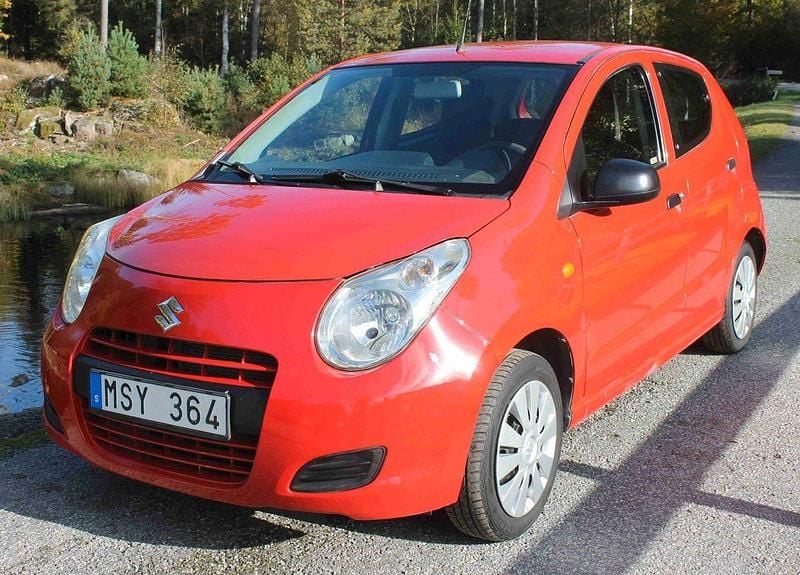 Röd Begagnad 2012 Suzuki Alto Halvkombi | 39 000 kr (Dyr) - Bild 1/4