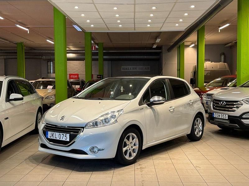 Vit Begagnad 2014 Peugeot 208 Halvkombi | 44 900 kr (Marknadspris) - Bild 1/4