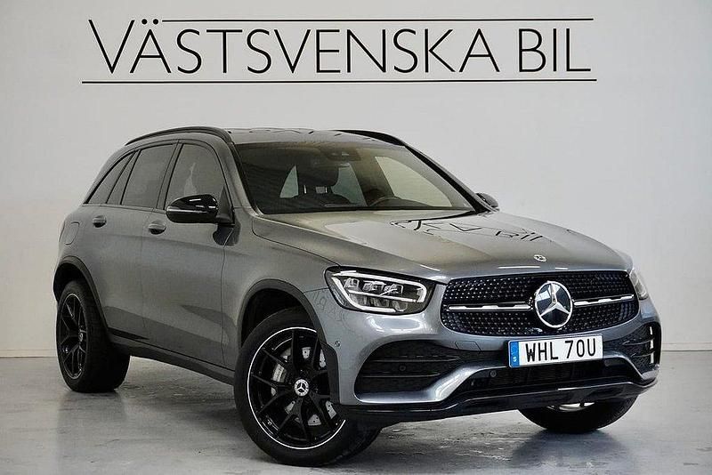 Grå Begagnad 2022 Mercedes GLC300e AMG SUV | 489 000 kr (Marknadspris) - Bild 1/4