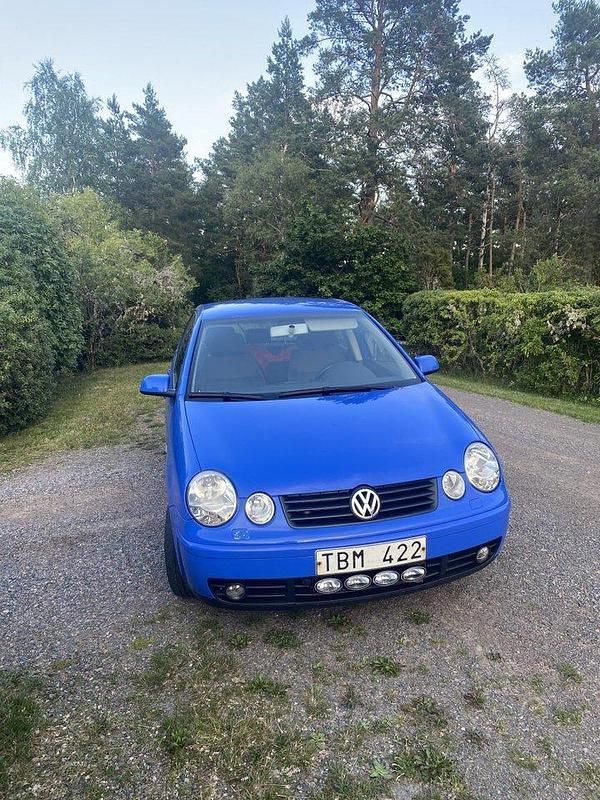 Blå Begagnad 2002 VW Polo Trendline Halvkombi | 13 000 kr (Marknadspris) - Bild 1/4