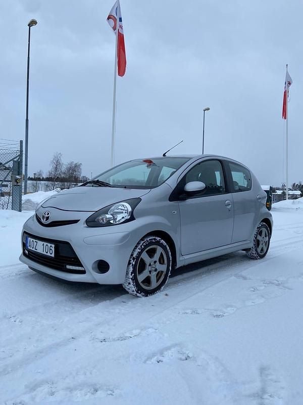 Begagnad 2013 Toyota Aygo Halvkombi | 55 000 kr (Marknadspris) - Bild 1/4