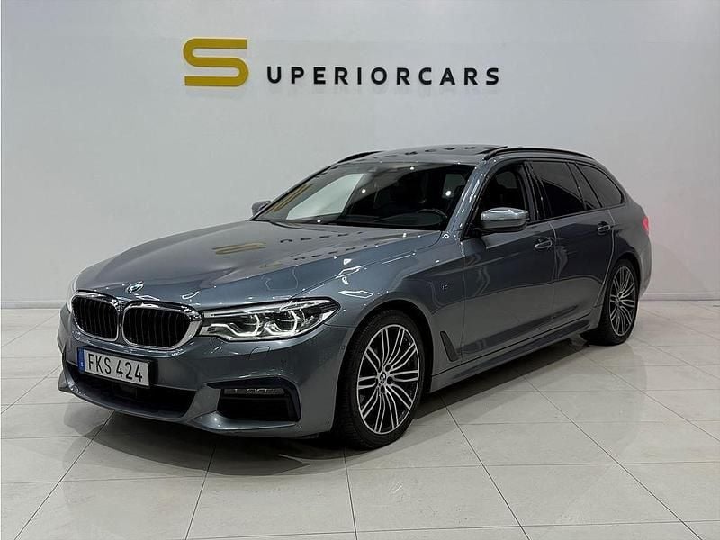 Blå Begagnad 2019 BMW 520 M Sport Kombi | 279 900 kr (Lite dyr) - Bild 1/4