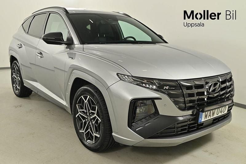 Grå (silver) Begagnad 2023 Hyundai Tucson N Line SUV | 369 900 kr (Marknadspris) - Bild 1/4