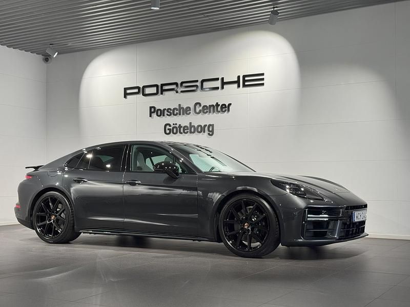 Mörkgrå (grey) Ny 2025 Porsche Panamera 4 Sedan | 1 867 100 kr - Bild 1/4