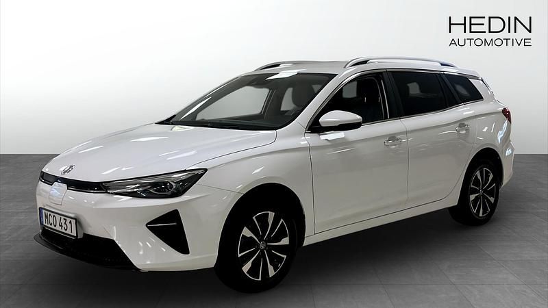 Vit (white) Begagnad 2022 MG MG5 EV Comfort Kombi | 209 900 kr (Marknadspris) - Bild 1/4