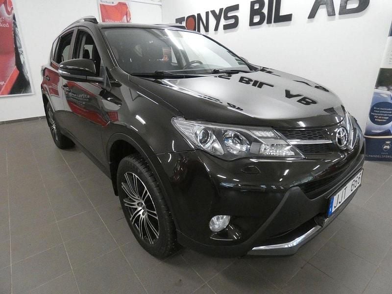 Svart (brun) Begagnad 2014 Toyota RAV4 Active SUV | 139 900 kr (Marknadspris) - Bild 1/4