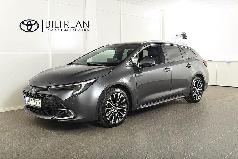 Mörkgrå Begagnad 2024 Toyota Corolla Style Kombi | 304 900 kr (Marknadspris) - Bild 1/4