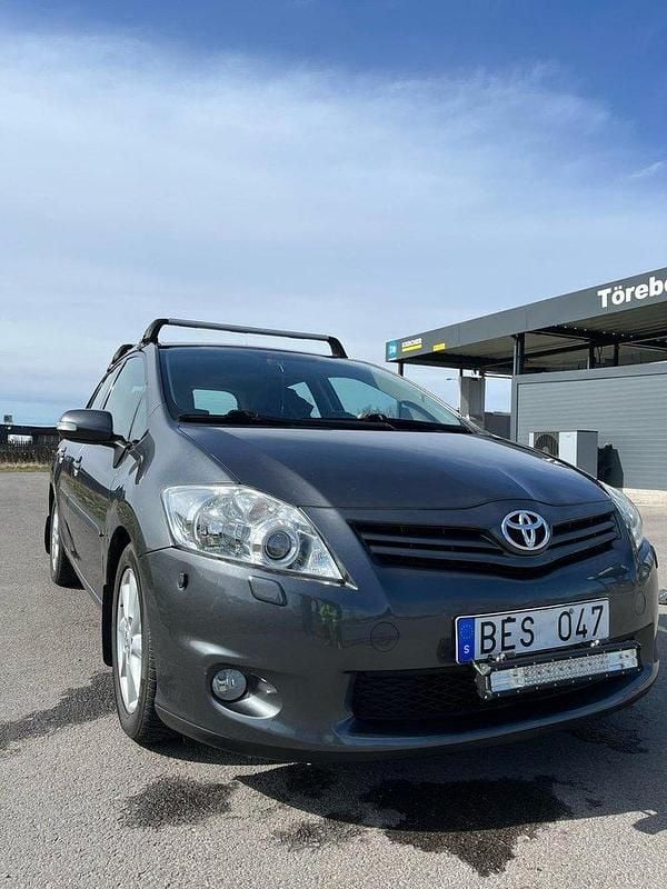 Grå Begagnad 2010 Toyota Auris Halvkombi | 45 500 kr (Marknadspris) - Bild 1/4
