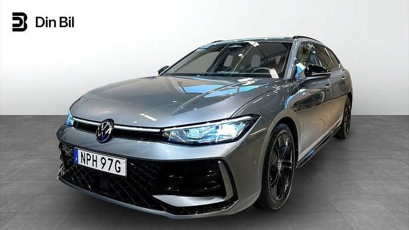 Mörkgrå Begagnad 2024 VW Passat R-line Kombi | 449 900 kr (Dyr) - Bild 1/4