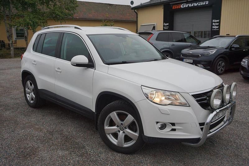 Vit Begagnad 2010 VW Tiguan Sportline SUV | 79 900 kr (Marknadspris) - Bild 1/4