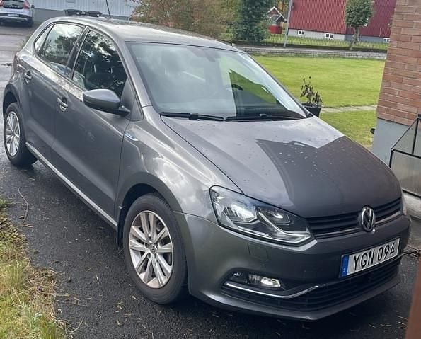 Grå Begagnad 2017 VW Polo Halvkombi | 115 000 kr (Marknadspris) - Bild 1/4