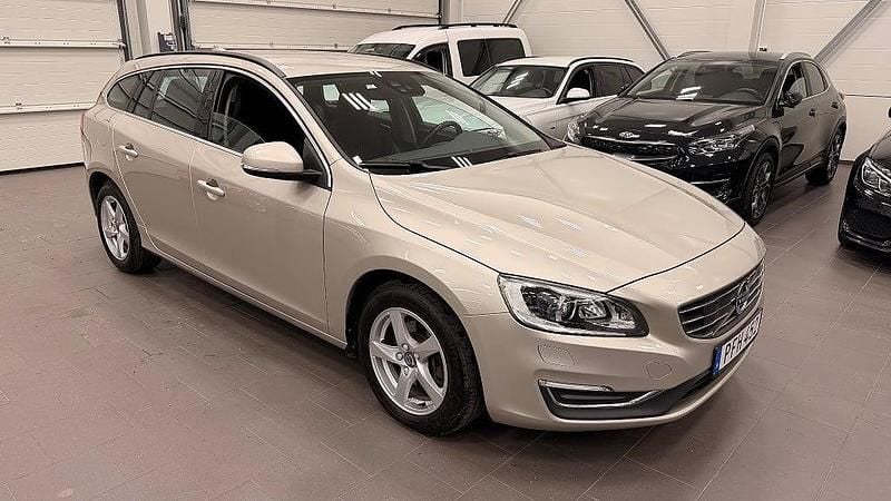 Ljusbrun Begagnad 2017 Volvo V60 Kombi | 199 500 kr (Superpris) - Bild 1/4