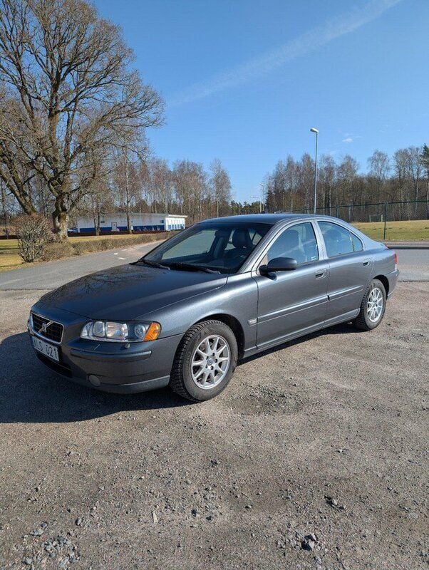 Grå Begagnad 2006 Volvo S60 Kinetic Sedan | 26 000 kr (Bra pris) - Bild 1/4
