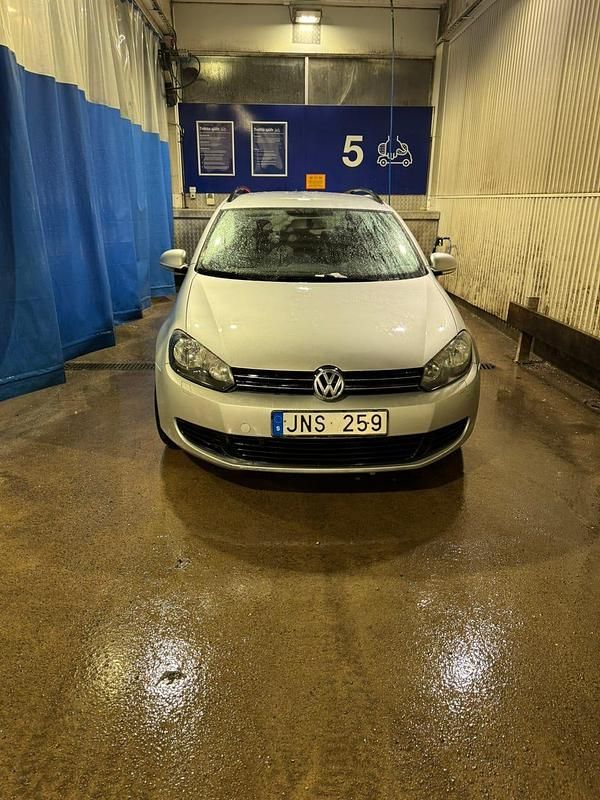 Begagnad VW Golf VI 105 HK (77 kW) 2010 Halvkombi