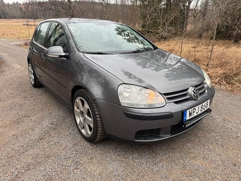 Mörkgrå Begagnad 2005 VW Golf IV Halvkombi | 19 900 kr (Marknadspris) - Bild 1/4