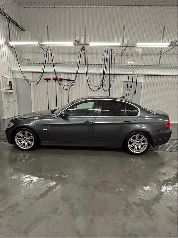 Grå Begagnad 2006 BMW 330 Comfort Edition Sedan | 63 000 kr (Bra pris) - Bild 1/4