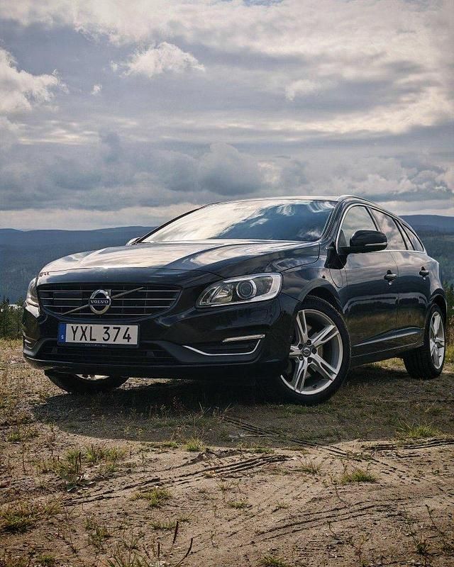 Svart Begagnad 2018 Volvo V60 Kombi | 215 000 kr (Marknadspris) - Bild 1/4