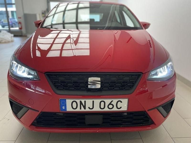 Röd (pure red) Begagnad 2023 Seat Ibiza Style Halvkombi | 184 900 kr (Marknadspris) - Bild 1/4