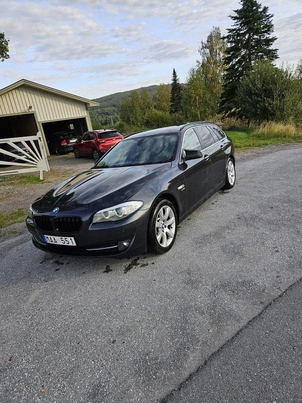 Grå Begagnad 2012 BMW 525 M Sport Kombi | 94 000 kr (Marknadspris) - Bild 1/4