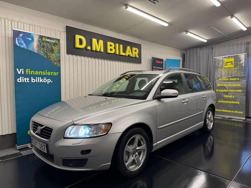 Ljusgrå Begagnad 2008 Volvo V50 Momentum Kombi | 44 900 kr (Dyr) - Bild 1/4