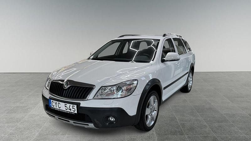 Vit Begagnad 2012 Skoda Octavia Scout Kombi | 135 000 kr (Marknadspris) - Bild 1/4