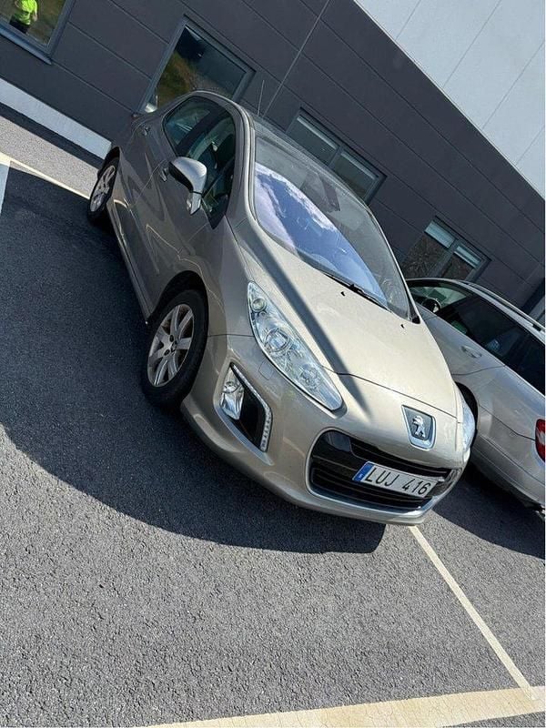 Grå Begagnad 2011 Peugeot 308 Halvkombi | 42 000 kr (Bra pris) - Bild 1/4