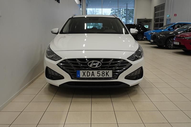 Begagnad Hyundai i30 Essential 120 HK (88 kW) 2023 Vit Kombi