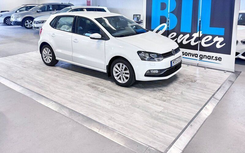 Vit Begagnad 2015 VW Polo Halvkombi | 89 000 kr (Marknadspris) - Bild 1/2
